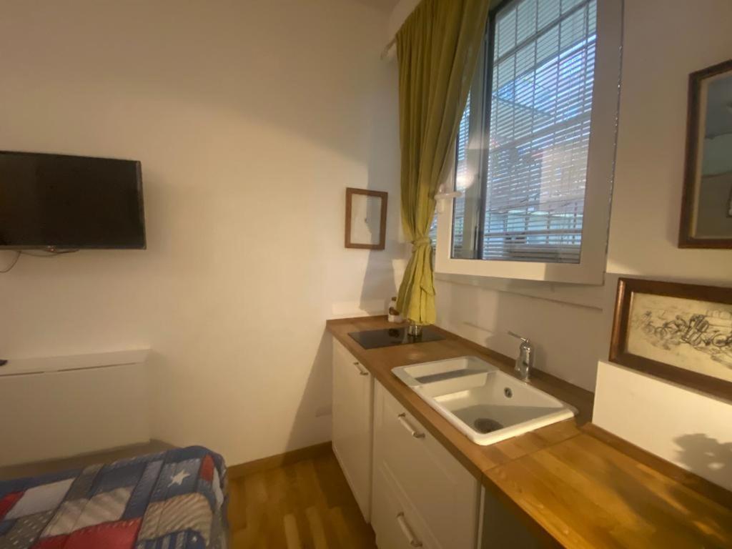 Piccolo E Indipendente A Garbatella Apartment Rome Bagian luar foto